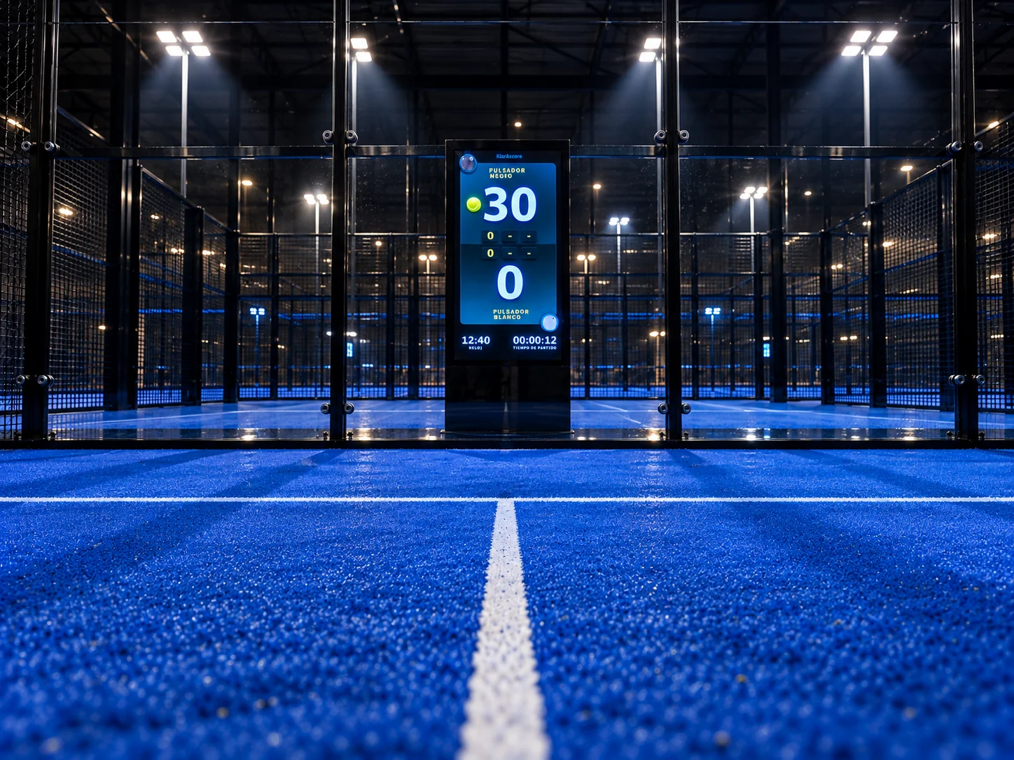 Marcador digital de pádel para clubes klaröscore EVO 1 instalado junto a una pista